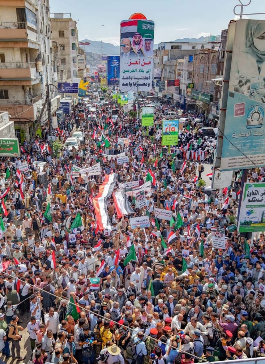 عبدالله العليمي: حشود تعز ومأرب رسالة وفاء للسعودية وموقف شعبي يمني صريح ضد المشروع الإيراني