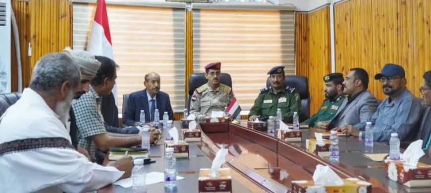 وزير الدفاع يترأس اجتماعاً أمنياً بسيئون لتعزيز التنسيق والتكامل بين الأجهزة الأمنية والعسكرية