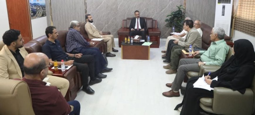 لقاء يناقش أوضاع الطرق والمشاريع المتعثرة في أبين وسبل تسريع إنجازها