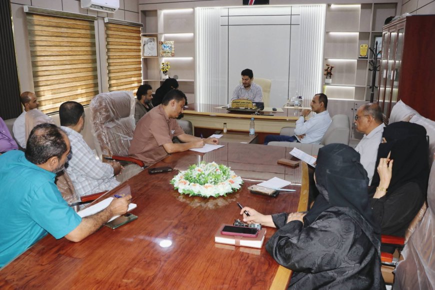 خلال ترأسه إجتماع المكتب التنفيذي..مدير عام البريقة يحث على مضاعفة الجهود لتحسين الخدمات وتنمية الإيرادات وتكثيف الرش الضبابي