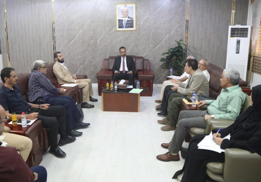 وزير الأشغال يناقش مع محافظ أبين أوضاع الطرق والمشاريع المتعثرة وسبل تسريع إنجازها