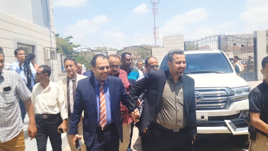 خلال زيارته للمحافظة .. محافظ لحج يناقش وزير الكهرباء م. الكاف معاناة كهرباء المحافظة ويطلعا على محطة عباس التحويلة