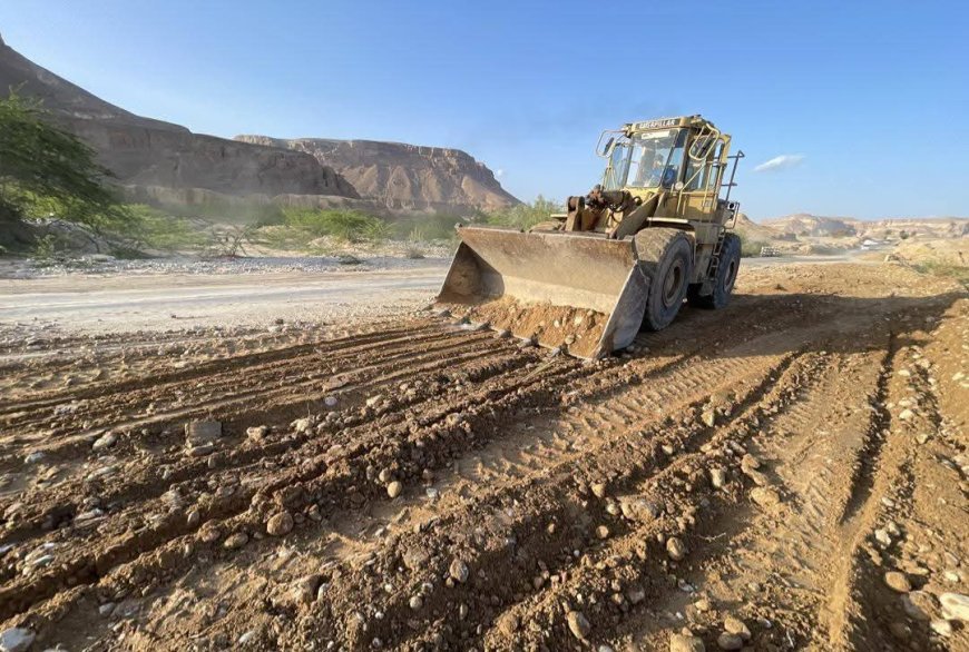 وتيرة متسارعة لإصلاح طريق سيئون – المكلا.. أعمال ردم متواصلة في عبارة "بايوت" بوادي حضرموت