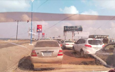 بالصور.. زحام خانق يشل حركة السير في (خط الجسر) بين خورمكسر والمنصورة