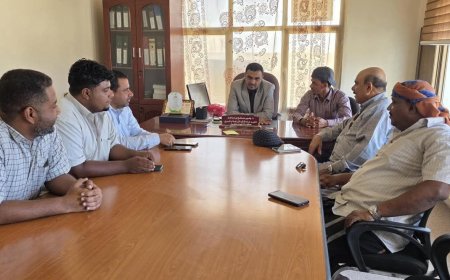 القائم بأعمال محافظ سقطرى يزور مكتب الزراعة والري ويسلّم موقع إنشاء المركز البيطري