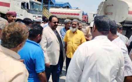 مدير عام شركة النفط بعدن يتفقد سير العمل ومستوى تنفيذ المشاريع القائمة في منشاة البريقة التابعة للشركة