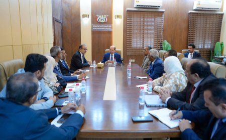 رئيس الوزراء يزور وزارة الصحة العامة والسكان ويؤكد دعم الحكومة لتطوير القطاع الصحي