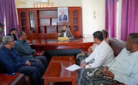 محافظ أبين يؤكد على تعزيز العمل المؤسسي وتحسين جودة الأداء خلال لقائه إدارة صندوق النظافة