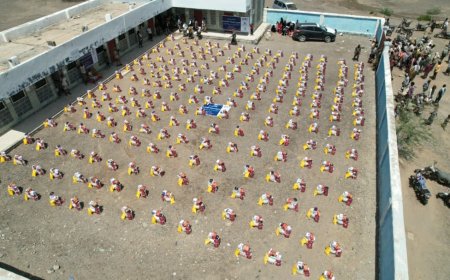 بدعم كويتي.. تدشين توزيع 400 سلة غذائية من تعز إلى المخا لإغاثة المتضررين من السيول