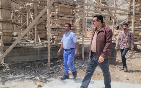 مدير عام المنصورة يتفقد الأعمال الإنشائية بمشروع بناء مدرسة الفقيد قاسم الحوثري في بلوك ( 12 )