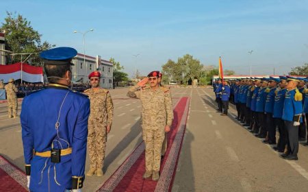 وزير الدفاع يتفقد سير العملية التعليمية في كلية الطيران والدفاع الجوي بمأرب