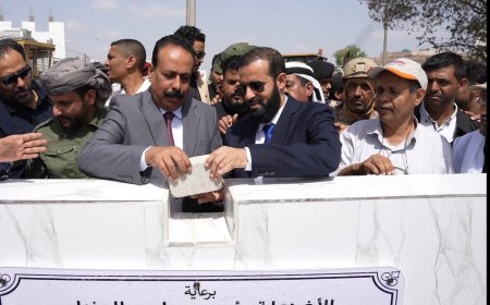 وزير الأشغال ومحافظ أبين يضعان حجر الأساس لمشروع تأهيل وصيانة طريق جعار - باتيس 