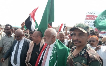 محافظ الحديدة يصل المخا على رأس حشود غفيرة في تظاهرة شعبية تضامناً مع الأشقاء ضد الاعتداءات الإيرانية