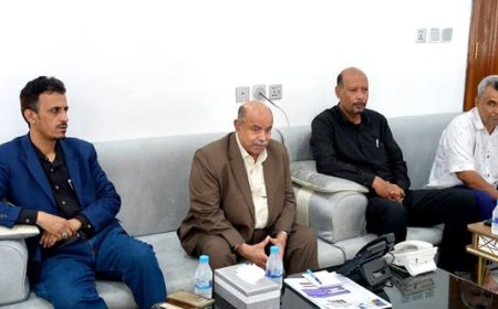 عضو مجلس القيادة الخنبشي يلتقي أهالي ضحايا أحداث المكلا ويؤكد مساندة السلطة المحلية لهم