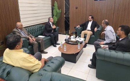 وزير الخدمة المدنية ورئيس جامعة عدن يناقشان أوضاع الكادر الأكاديمي والإداري وملف العلاوات والتسويات