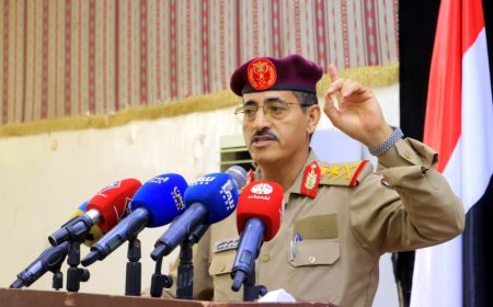 مأرب : وزير الدفاع يؤكد أن دماء  الشهداء هي الشعلة التي ستضيء طريق الأحرار نحو العاصمة صنعاء 