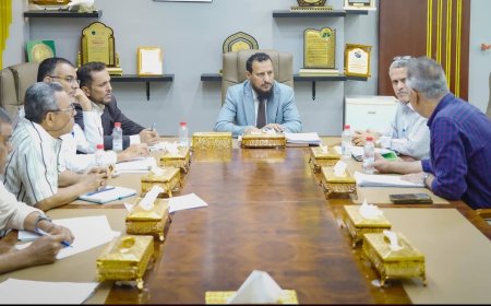 المحافظ شيخ يوجه بمسح عاجل للمباني الآيلة للسقوط وبدء تأهيلها بدعم السلطة المحلية والقطاع الخاص