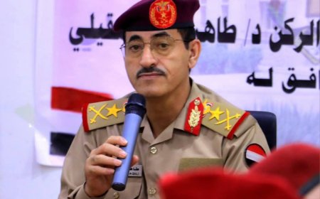 وزير الدفاع يطلع على سير العملية التعليمية بكلية القيادة والأركان بمأرب