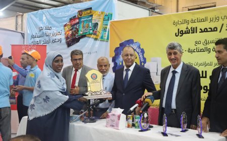 الأشول يتفقد أجنحة المعرض الأول للصناعات الوطنية بعدن ويؤكد المضي نحو توسيع قاعدة الإنتاج المحلي