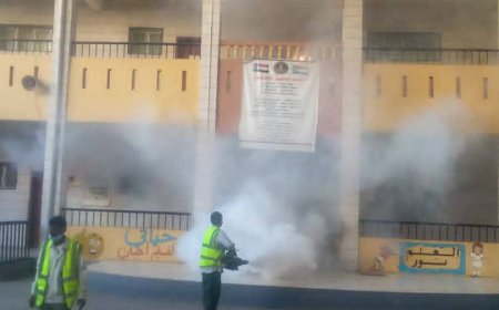 حملة رش ضبابي تستهدف مدارس وثانويات مديرية صيرة بعدن