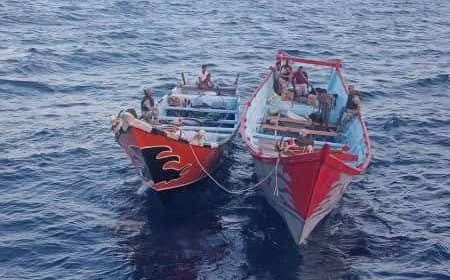 خفر السواحل اليمنية تضبط قاربين مشتبهين بتهريب بشر وممنوعات خلال دورية بحرية.. تفاصيل