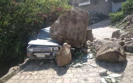  أضرار مادية وانقطاع طريق جراء انهيارات صخرية في حي المجلية بتعز