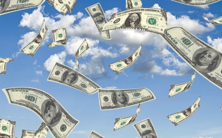 بسبب مشادة كلامية...فتاة تلقي بالالاف الدولارات في الهواء الطلق