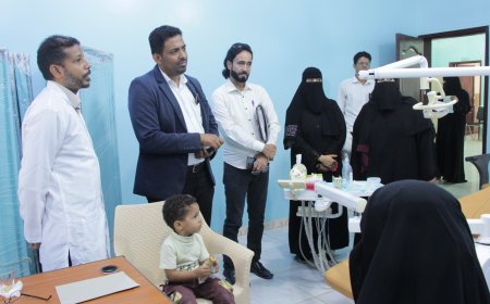 مدير مكتب وزارة الصحة العامة والسكان بساحل حضرموت يطلع على نشاط دائرة الصحة المدرسية