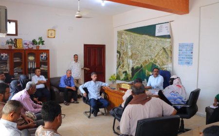 مدير عام خور مكسر يعقد اجتماعًا لمناقشة تنظيم الأسواق ومعالجة العشوائيات وتحسين خدمات الإنارة