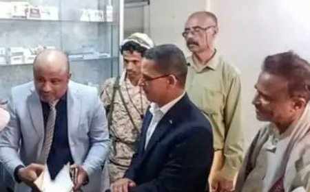 نيابة الصناعة والتجارة بتعز تنفذ نزولاً ميدانياً لضبط سوق الدواء وتلزم الشركات بطباعة الأسعار على العبوات