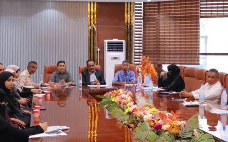 الزهري يترأس الاجتماع الدوري للمكتب التنفيذي بخورمكسر ويؤكد على تعزيز الأداء الخدمي وتطوير الأنشطة الشبابية والدينية