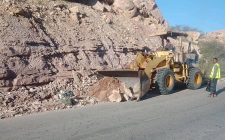 أعمال طارئة لإصلاح طريق عتق – النقبة – لماطر في شبوة عقب أضرار السيول