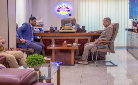 وزير النفط والمعادن يتفقد سير العمل بشركة النفط اليمنية في عدن ويشيد باستقرار الحالة التموينية