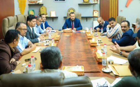 محافظ العاصمة عدن يؤكد أهمية تعزيز العمل الميداني ومتابعة أوضاع المديريات