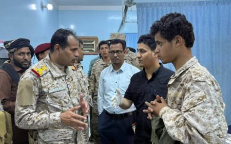 رئيس عمليات المنطقة العسكرية الأولى يتفقد جرحى الهجوم الغادر الذي استهدف طقمًا تابعًا لقوات درع الوطن