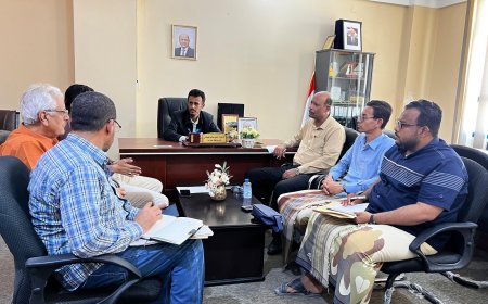 وكيل حضرموت الجيلاني يناقش إعداد الدراسات لتنفيذ خمسة مشاريع للرصف والصرف الصحي