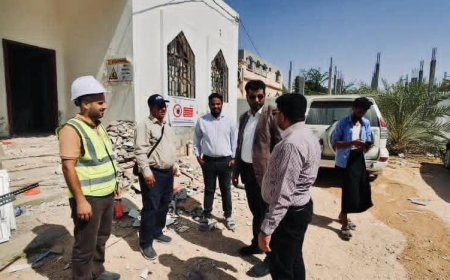 زيارة مستشار وزارة الزراعة لمتابعة سير العمل وأعمال الترميم بالمركز والمختبر البيطري بمديرية الغيضة