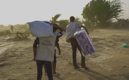 تعز...خلية الأعمال الإنسانية تتحرك لإغاثة أسر منكوبة بالحرائق والسيول في ريف المخا.