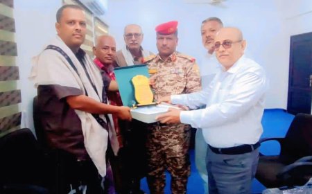 تقديراً لنهضته بالمنشآت الرياضية.. مكتب الشباب والرياضة بلحج يكرّم مدير عام مديرية تبن بـ "درع التميز"