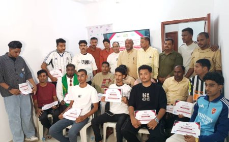 مدير الشباب والرياضة بساحل حضرموت يكرم المشاركين في الدورة التدريبية الاحترافية المتخصصة في مجال فن التحرير الخبري الرياضي بالذكاء الاصطناعي .