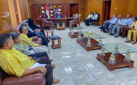 رئيس جامعة عدن يناقش تطوير الأداء الإداري وتعزيز كفاءة العمل المؤسسي