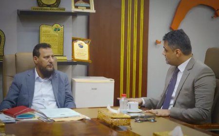 المحافظ شيخ يلتقي نائب وزير الإعلام ويؤكد دعم تطوير المؤسسات والعمل الإعلامي في العاصمة