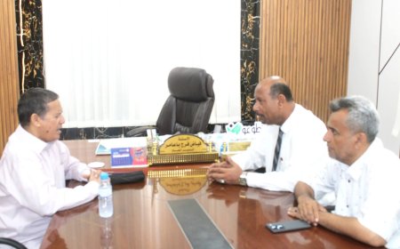 مدير عام المكلا يبحث مع مدير عام شركة الغاز بساحل حضرموت تعزيز الاستقرار التمويني وتطوير آليات التوزيع
