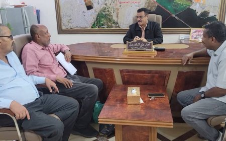 برعاية وزير الدولة - محافظ العاصمة عدن - عبدالرحمن شيخ..مدير عام المنصورة يناقش الترتيبات لتركيب مضخة بمحطة الصرف الصحي بمنطقة كابوتا