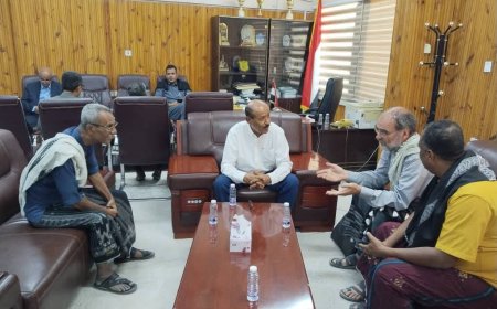 الوكيل بارباع يبحث مع خبير العمارة الطينية توم لايرمان المقترحات المتعلقة بتطوير البنية التحتية لمدينة شبام التاريخية