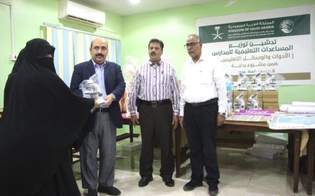 بتمويل مركز الملك سلمان.. المدير باعبّاد يدشّن توزيع 552 وسيلة تعليمية لـعدد من المدارس*