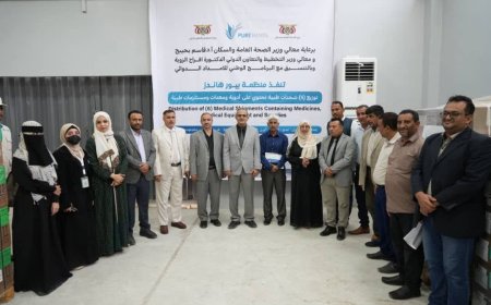 وزير الصحة يدشن توزيع ست شحنات دوائية للمحافظات المحررة ويبحث مع بيورهاندز توسيع التدخلات الصحية والإنسانية 