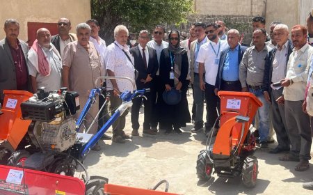 الدعيس وجامل يوزعان معدات زراعية ومشاتل بن في المواسط والصلو بتعز