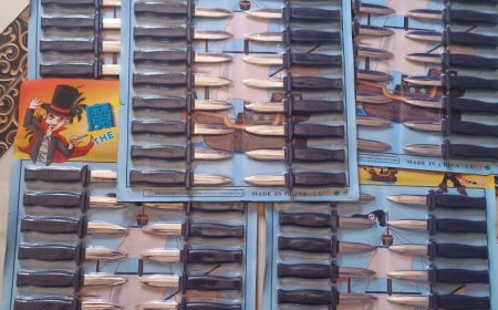 مصادرة ألعاب خطرة على شكل سكاكين من سوق زنجبار وتحذيرات من تداولها