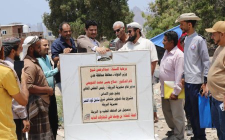 برعاية محافظ العاصمة عدن " شيخ "..مدير عام البريقة " الشوبجي " يضع حجر الأساس لحزمة مشاريع بتكلفة مائتان واثنان مليون ريال